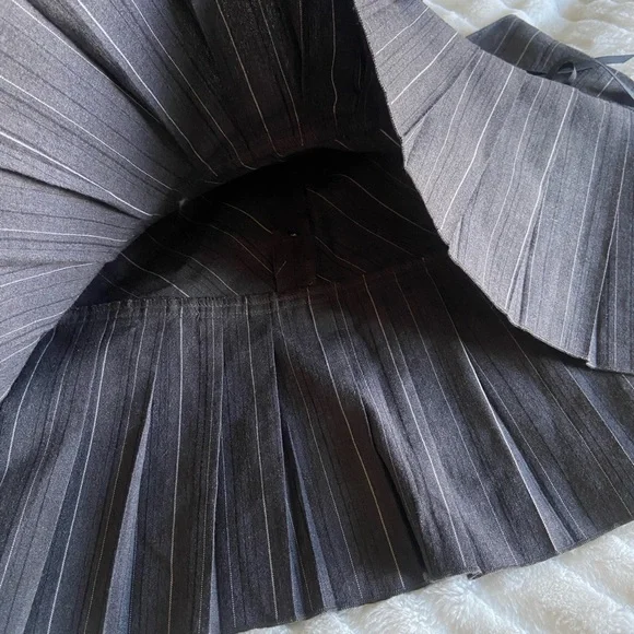 Black and Gray Pinstriped Mini Skirt, pleated mini skirt - Picture 3 of 7